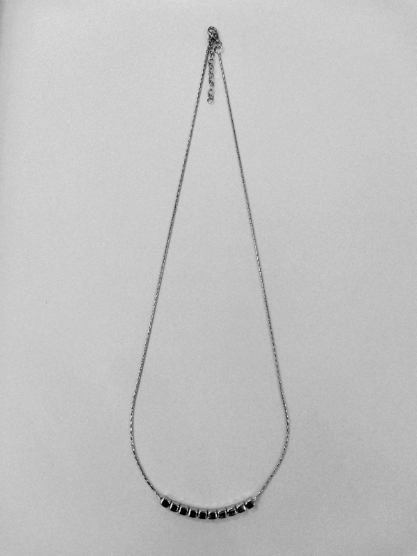 Stříbrný náhrdelník s kostičkami, rhodiovaný
