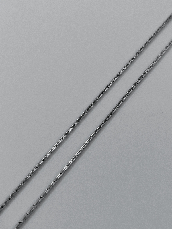 Stříbrný náhrdelník s kostičkami, rhodiovaný