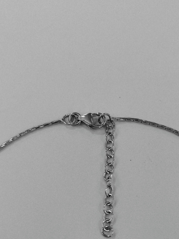 Stříbrný náhrdelník s kostičkami, rhodiovaný