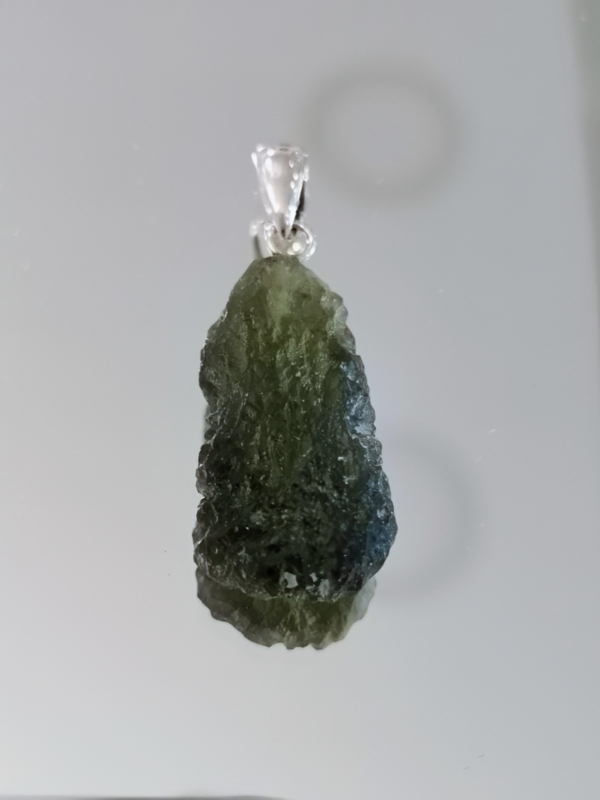 Přívěšek z přírodního vltavínu s ouškem ze stříbra