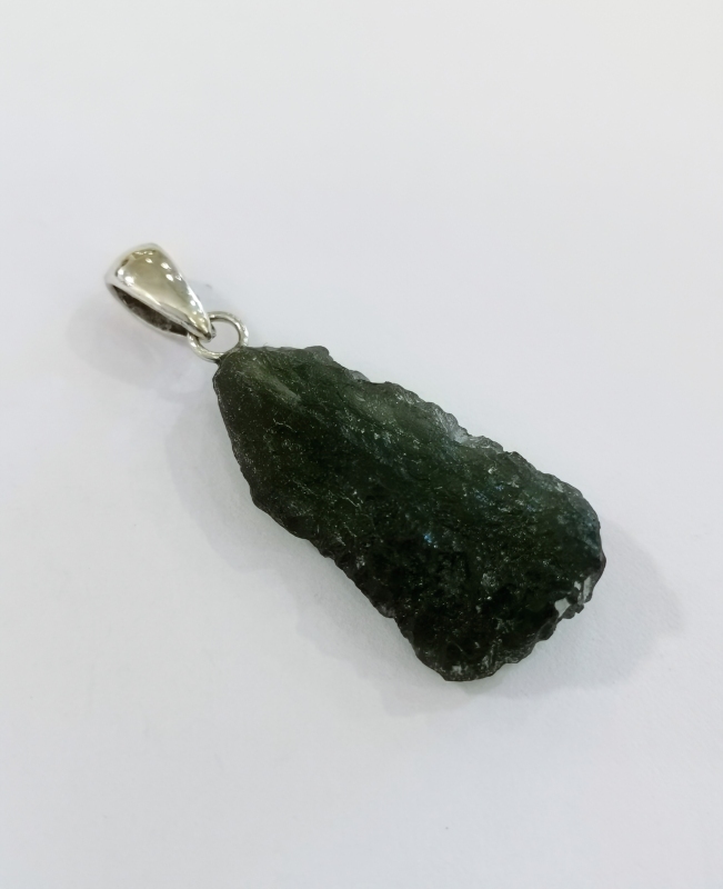 Přívěšek z přírodního vltavínu s ouškem ze stříbra