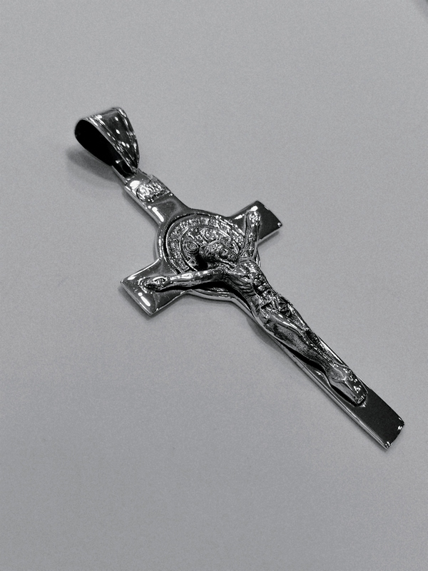 Stříbrný masívní přívěs kříž s Ježíšem