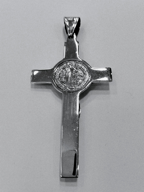 Stříbrný masívní přívěs kříž s Ježíšem