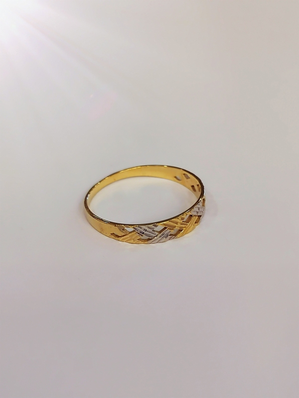 Ozdobný dámský prsten ze žlutého zlata