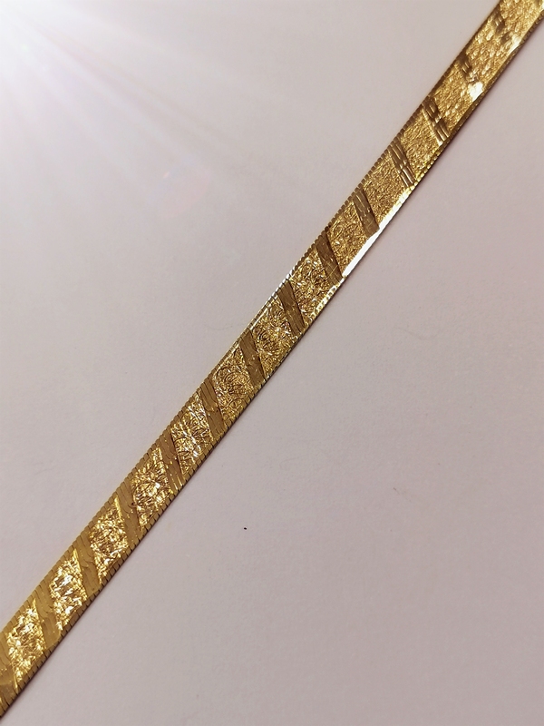 Zlatý dámský náramek plochý had