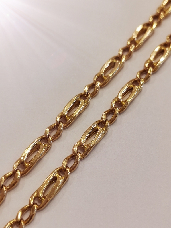 Silný zlatý řetízek