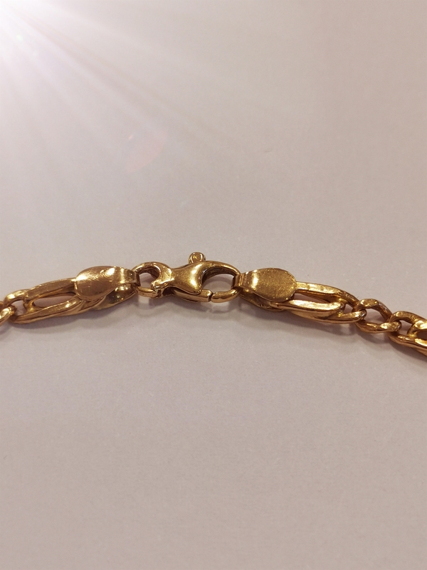 Silný zlatý řetízek