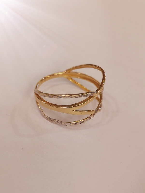 Extravagantní zlatý dámský prsten