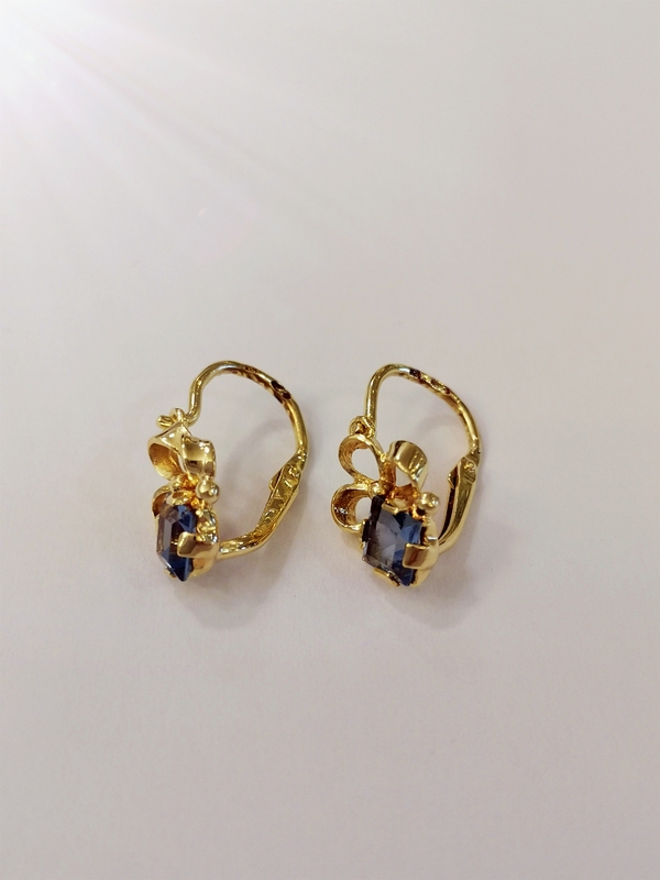 Zlaté dětské naušnice s modrým kamínkem