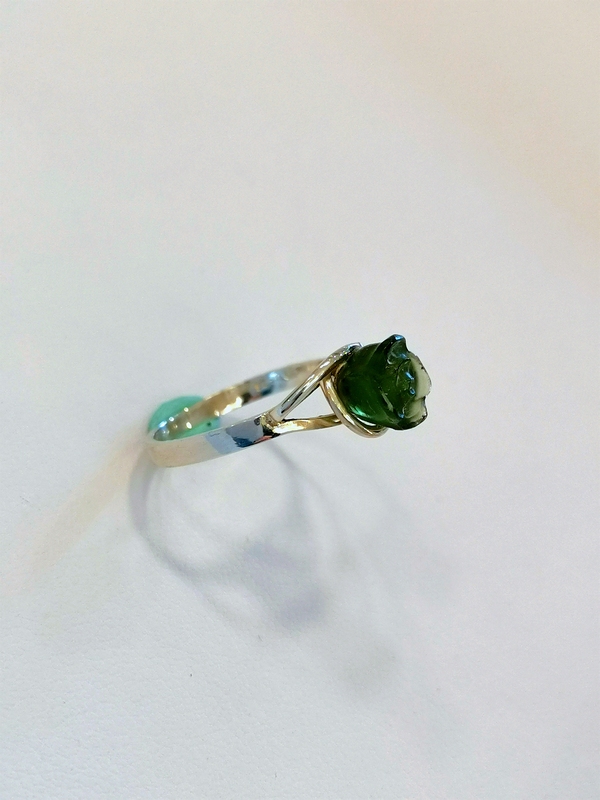 Stříbrný prsten s vyřezanou růží z vltavínu