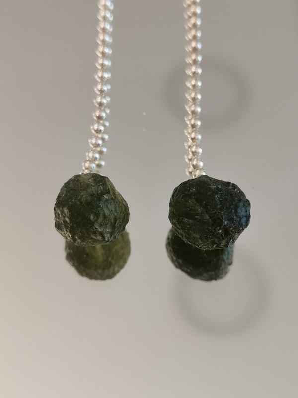 Stříbrné naušnice visací s přírodním vltavínem