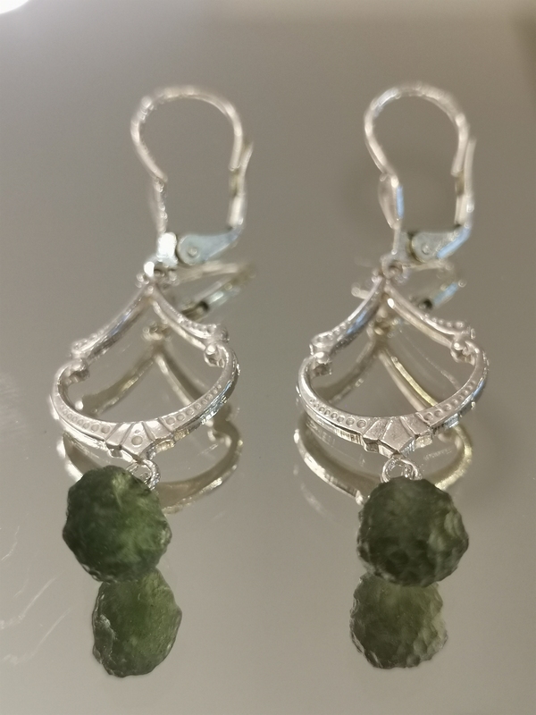 Stříbrné naušnice visací s přírodním vltavínem