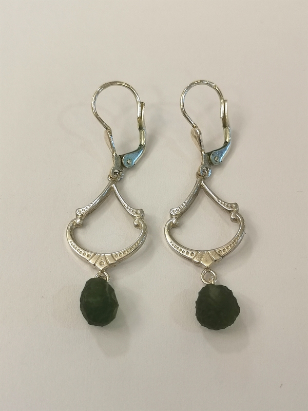 Stříbrné naušnice visací s přírodním vltavínem