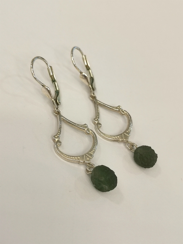 Stříbrné naušnice visací s přírodním vltavínem