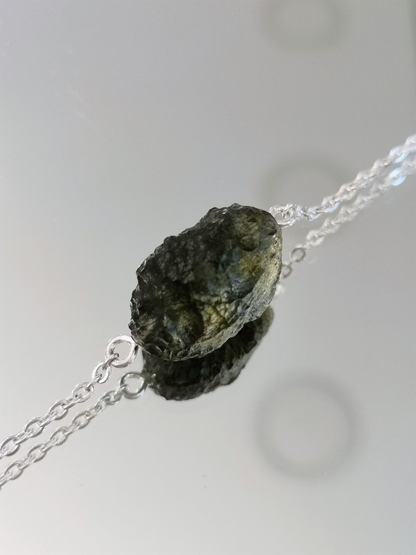 Stříbrný náhrdelník s přírodním vltavínem