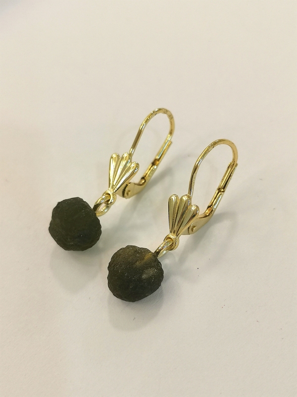 Zlaté naušnice visací s přírodním vltavínem