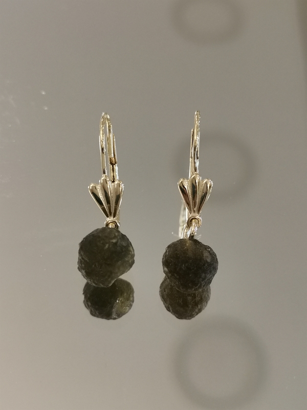 Zlaté naušnice visací s přírodním vltavínem