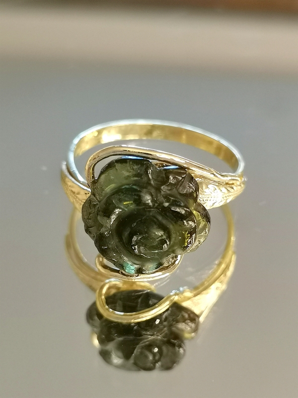 Zlatý prsten s vyřezanou růží z vltavínu