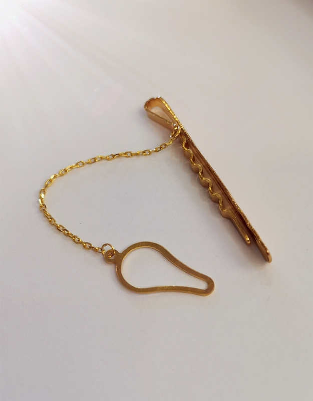 Zlatá kravatová spona