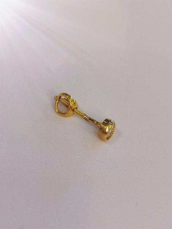 Zlatá pecka, bílý kamínek, na šroubek, 1ks