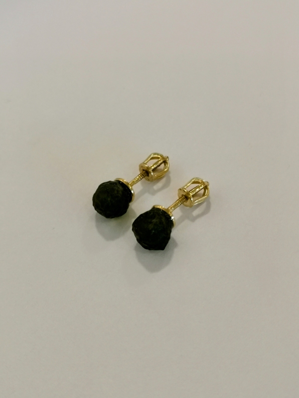 Zlaté naušnice žluté zlato s přírodním vltavínem, na šroubek