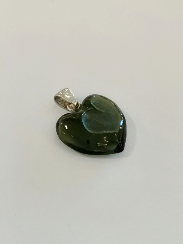 Vltavínový přívěs ve tvaru srdce se závěsem ze stříbra