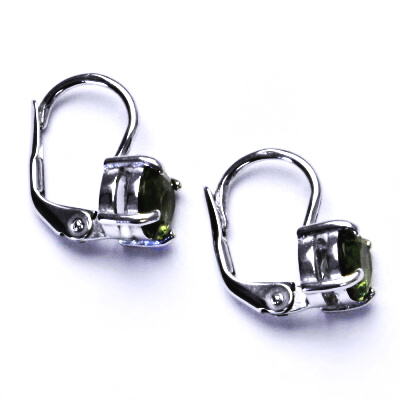 Náušnice z broušeného vltavínu vsazeného do stříbra