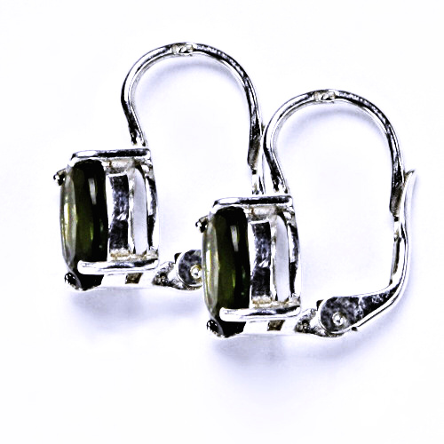 Náušnice z broušeného vltavínu vsazeného do stříbra