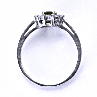 Stříbrný prsten s broušeným vltavínem a bílými zirkony