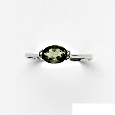 Stříbrný prsten s broušeným vltavínem