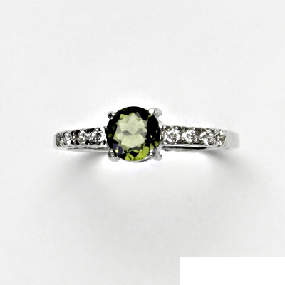 Stříbrný prsten s broušeným vltavínem a bílými zirkony