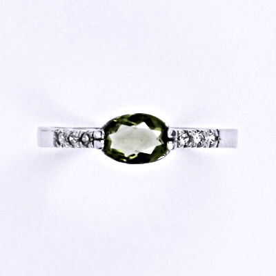 Stříbrný prsten s broušeným vltavínem a bílými zirkony