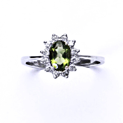 Stříbrný prsten s broušeným vltavínem a bílými zirkony