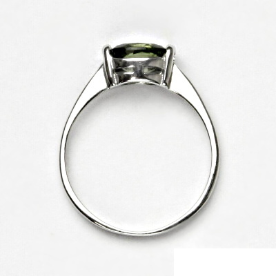 Stříbrný prsten s broušeným vltavínem