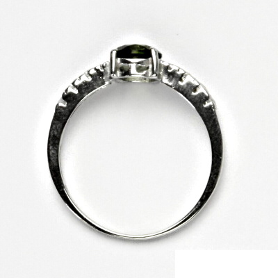 Stříbrný prsten s broušeným vltavínem a bílými zirkony