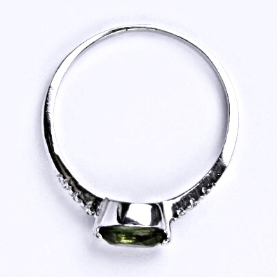 Stříbrný prsten s broušeným vltavínem a bílými zirkony