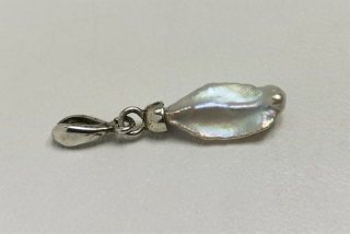 Stříbrný přívěsek s perletí