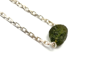 Stříbrný náramek s přírodním vltavínem