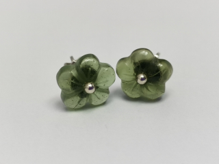 Stříbrné naušnice kytičky vyřezané z vltavínu