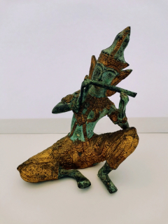 Thajská kovová soška hudebníka