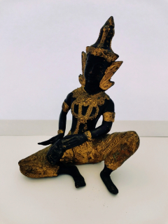 Thajská kovová soška hudebníka