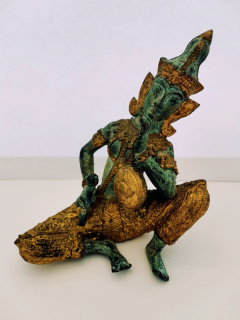 Thajská kovová soška hudebníka