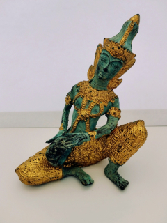 Thajská kovová soška hudebníka