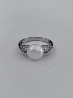 Stříbrný prsten s perlou a bílými zirkonky