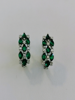 Stříbrné naušnice se zelenými a bílými kameny