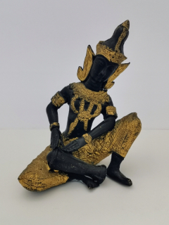 Thajská kovová soška hudebníka