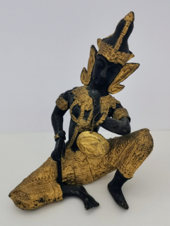 Thajská kovová soška hudebníka