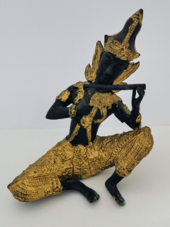 Thajská kovová soška hudebníka