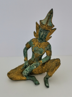 Thajská kovová soška hudebníka