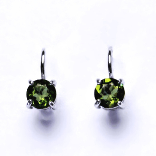 Náušnice z broušeného vltavínu vsazeného do stříbra